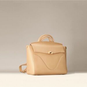 Elegant Tan Leather Bag from Oleada